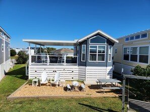 Outdoor dining - The Seashell Shack - Waterfront Tiny House on Back Bay (Virginia Beach)