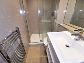 独特双人房 | 浴室 | 淋浴设施、免费洗浴用品、毛巾、肥皂