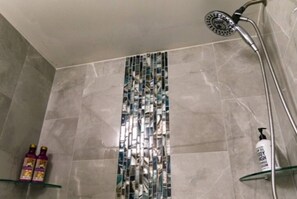 Dusche, Haartrockner, Handtücher