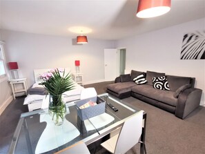 Family Apartment | Living area | 32-inch flat-screen TV with digital channels, TV - Spacious 2 bed flat in Camden (London)