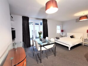 Family Apartment | Living area | 32-inch flat-screen TV with digital channels, TV - Spacious 2 bed flat in Camden (London)