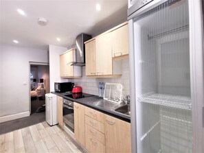 Family Apartment | Private kitchen | Fridge, microwave, oven, stovetop - Spacious 2 bed flat in Camden (London)