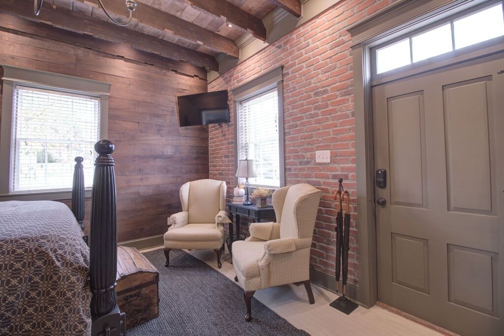 Luxurious couples retreat just steps from Historic Main Street in St. Charles!