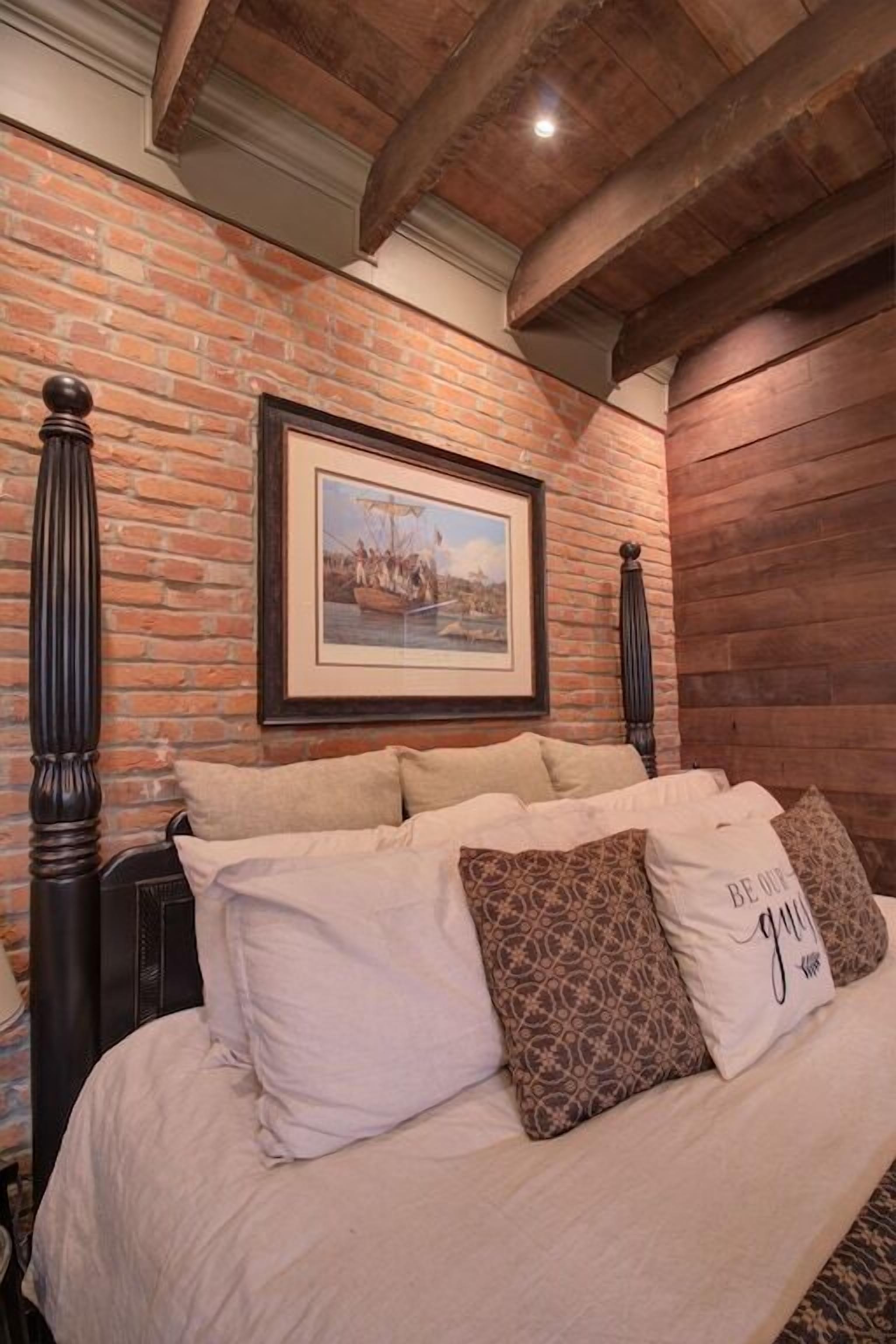 Luxurious couples retreat just steps from Historic Main Street in St. Charles!