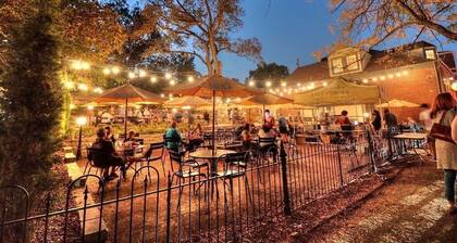 Luxurious couples retreat just steps from Historic Main Street in St. Charles!