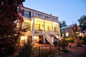 Exterior - Luxurious couples retreat just steps from Historic Main Street in St. Charles! (Saint Charles)