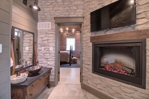 1 bedroom, iron/ironing board, free WiFi, bed sheets - Luxurious couples retreat just steps from Historic Main Street in St. Charles! (Saint Charles)