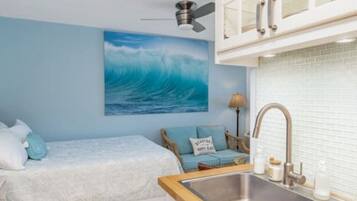 Tabla de planchar con plancha, wifi y ropa de cama