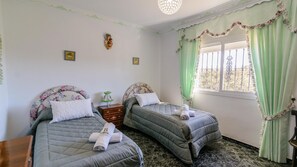 4 عدّة غرف نوم ومكواة/لوح كي وسرير سفر وواي فاي