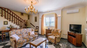 TV, fireplace - Luna de Alora Álora by Ruralidays (Málaga)