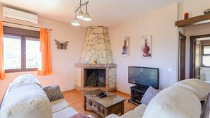 TV, fireplace, DVD player - La Colina del Gastor by Ruralidays (Cádiz)