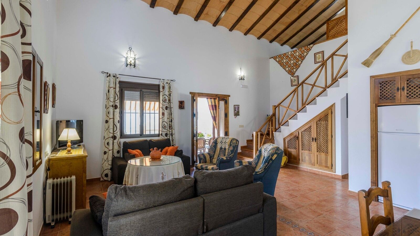 电视、壁炉、DVD 播放器