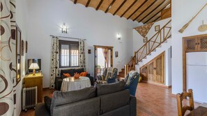 Télévision, cheminée, lecteur de DVD