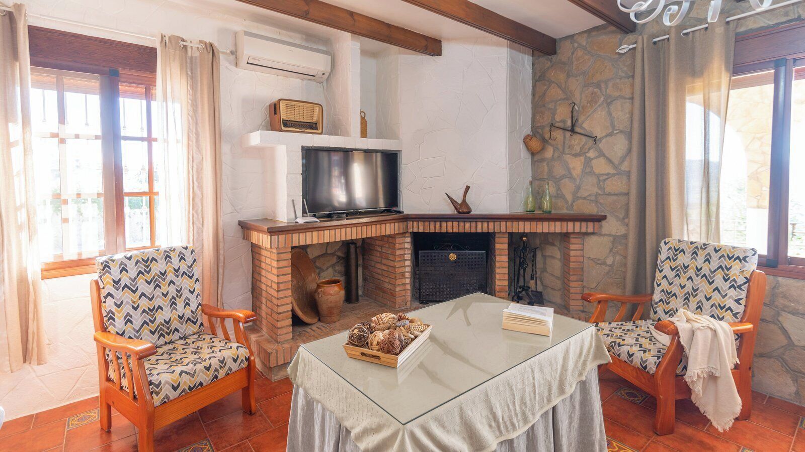 Una televisión, una chimenea