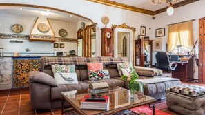 Fernseher, Kamin, DVD-Player, Stereoanlage