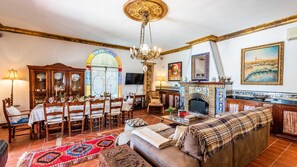 Fernseher, Kamin, DVD-Player, Stereoanlage