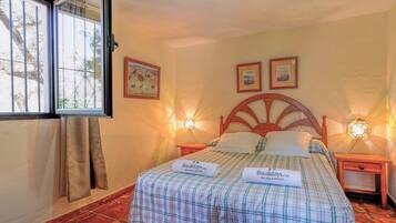 4 slaapkamers, een strijkplank/strijkijzer, reisbedje, wifi