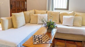Un salon confortable avec un canapé, une table basse et un jeu d’échecs.