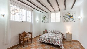 2 habitaciones, tabla de planchar con plancha, cuna de viaje y wifi 