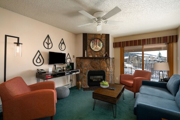 TV, fireplace
