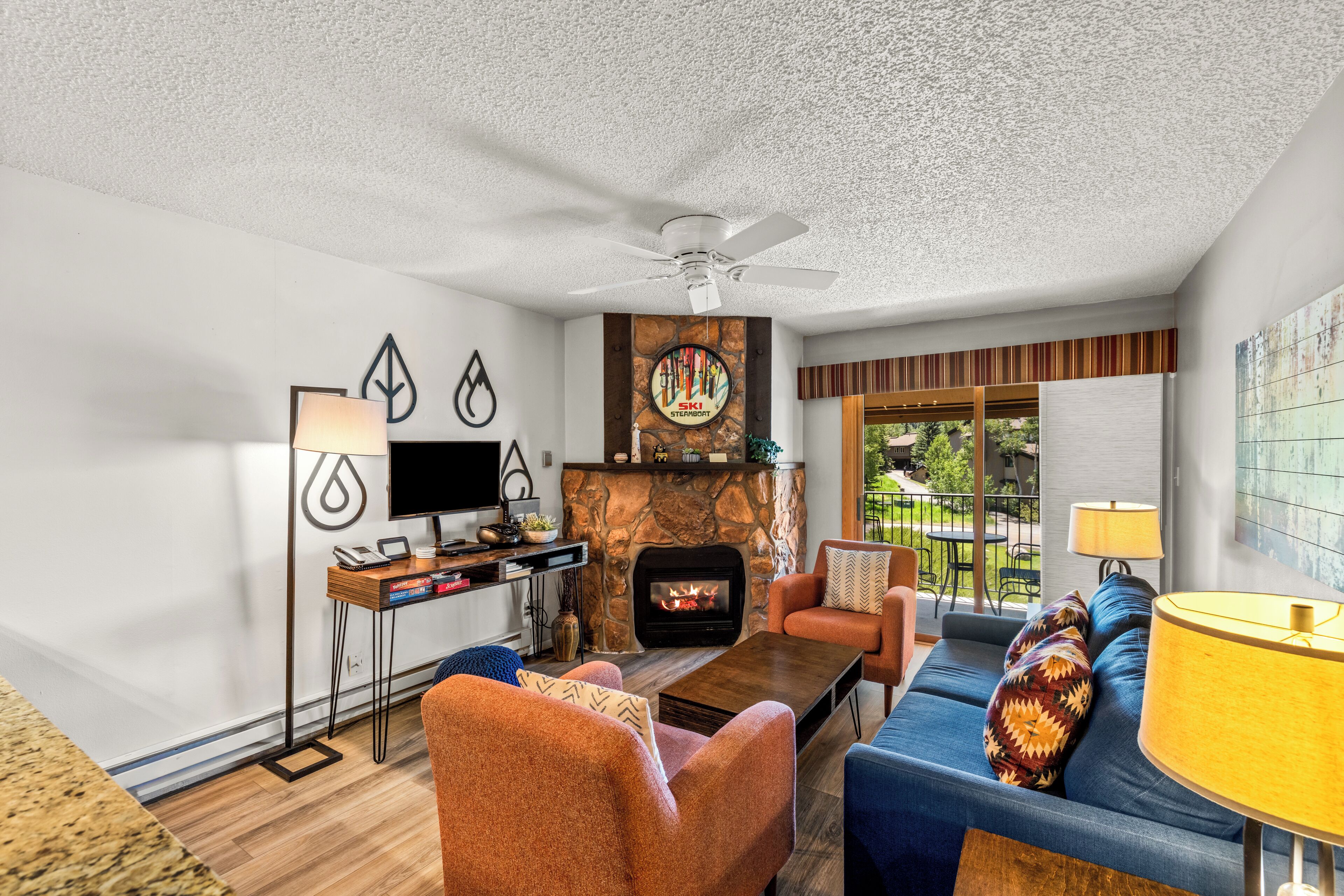 TV, fireplace