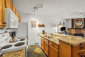 Fridge, microwave, oven, stovetop - Ski Inn 1-Bedroom Retreat with Hot Tub Access! (Steamboat Springs)