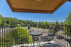 Outdoor dining - Ski Inn 1-Bedroom Retreat with Hot Tub Access! (Steamboat Springs)