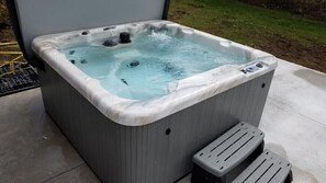 Outdoor spa tub - Beautiful Home with Ocean View, Large Yard, and Hot Tub  (Lincoln City)