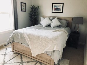 Room - Coastal Getaway, 1 block from the beach Pet Friendly  (Cloverdale)