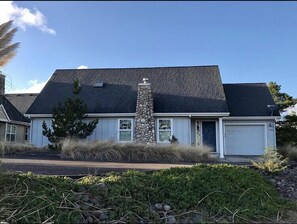 Exterior - Coastal Getaway, 1 block from the beach Pet Friendly  (Cloverdale)