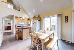 Dining - Coastal Getaway, 1 block from the beach Pet Friendly  (Cloverdale)