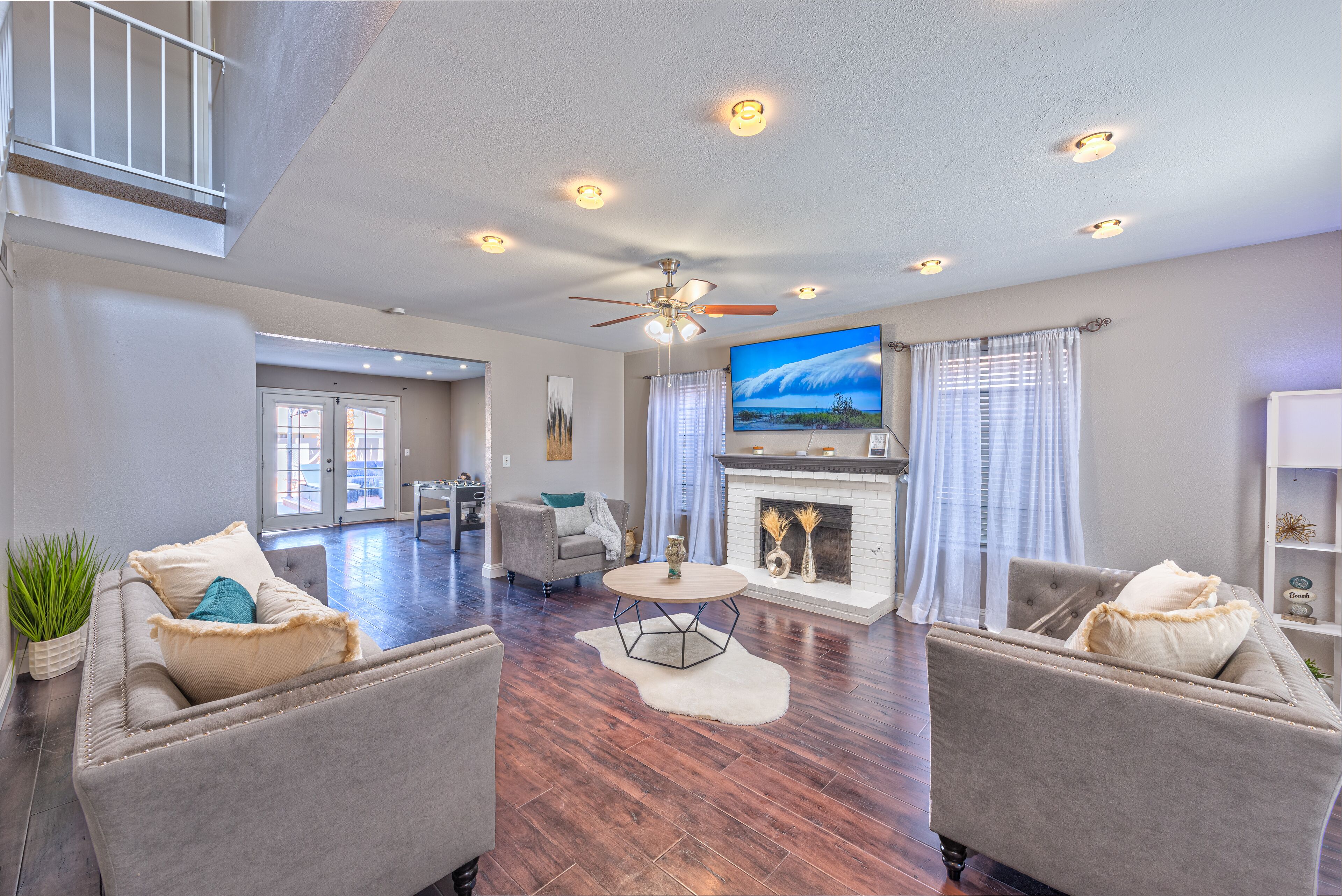 Modern & Cozy | 13min to Strip, ♛Royal Beds, Pool