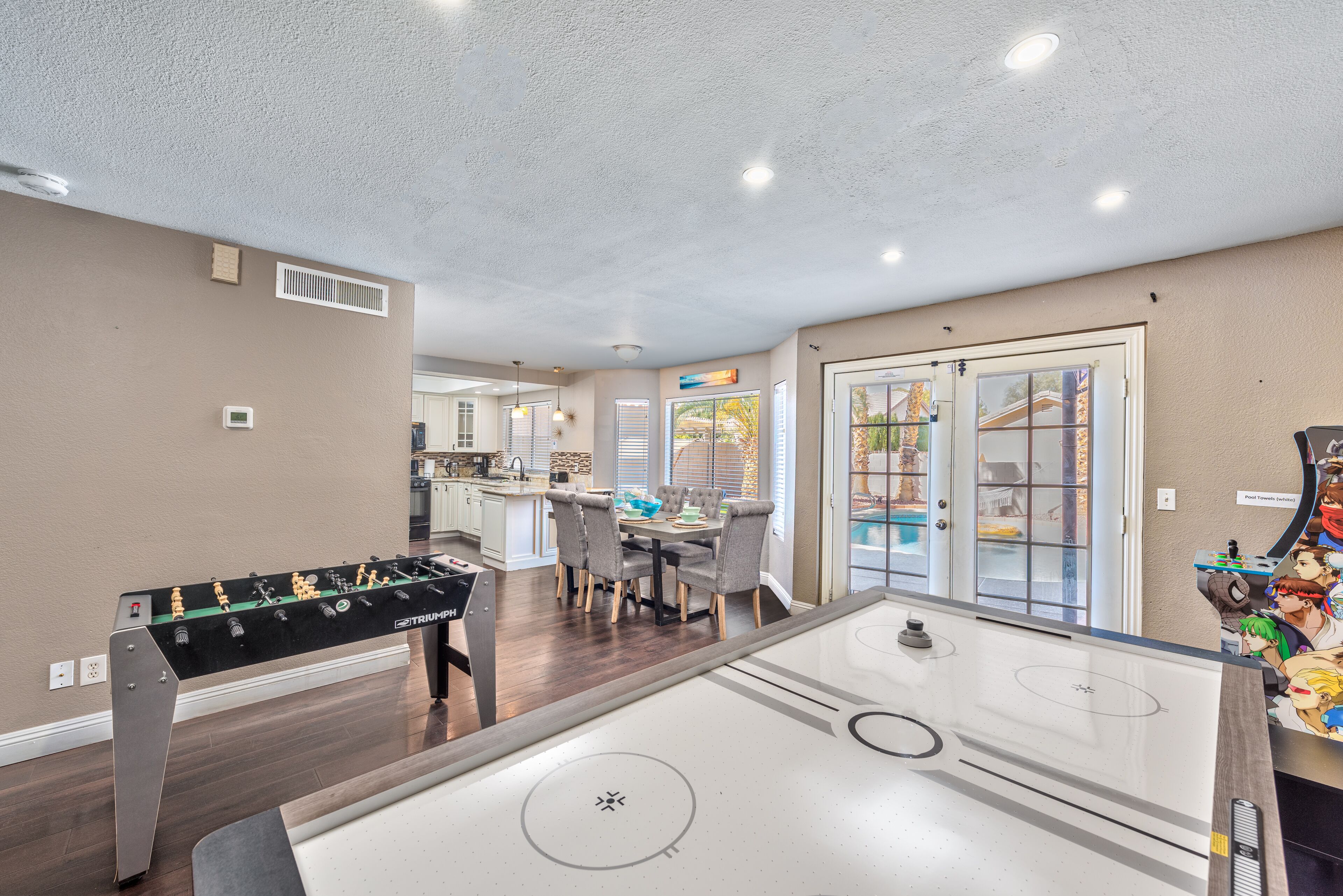 Modern & Cozy | 13min to Strip, ♛Royal Beds, Pool