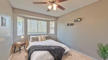 4 habitaciones, tabla de planchar con plancha y cuna de viaje