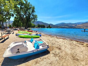 Playa en los alrededores y toallas de playa