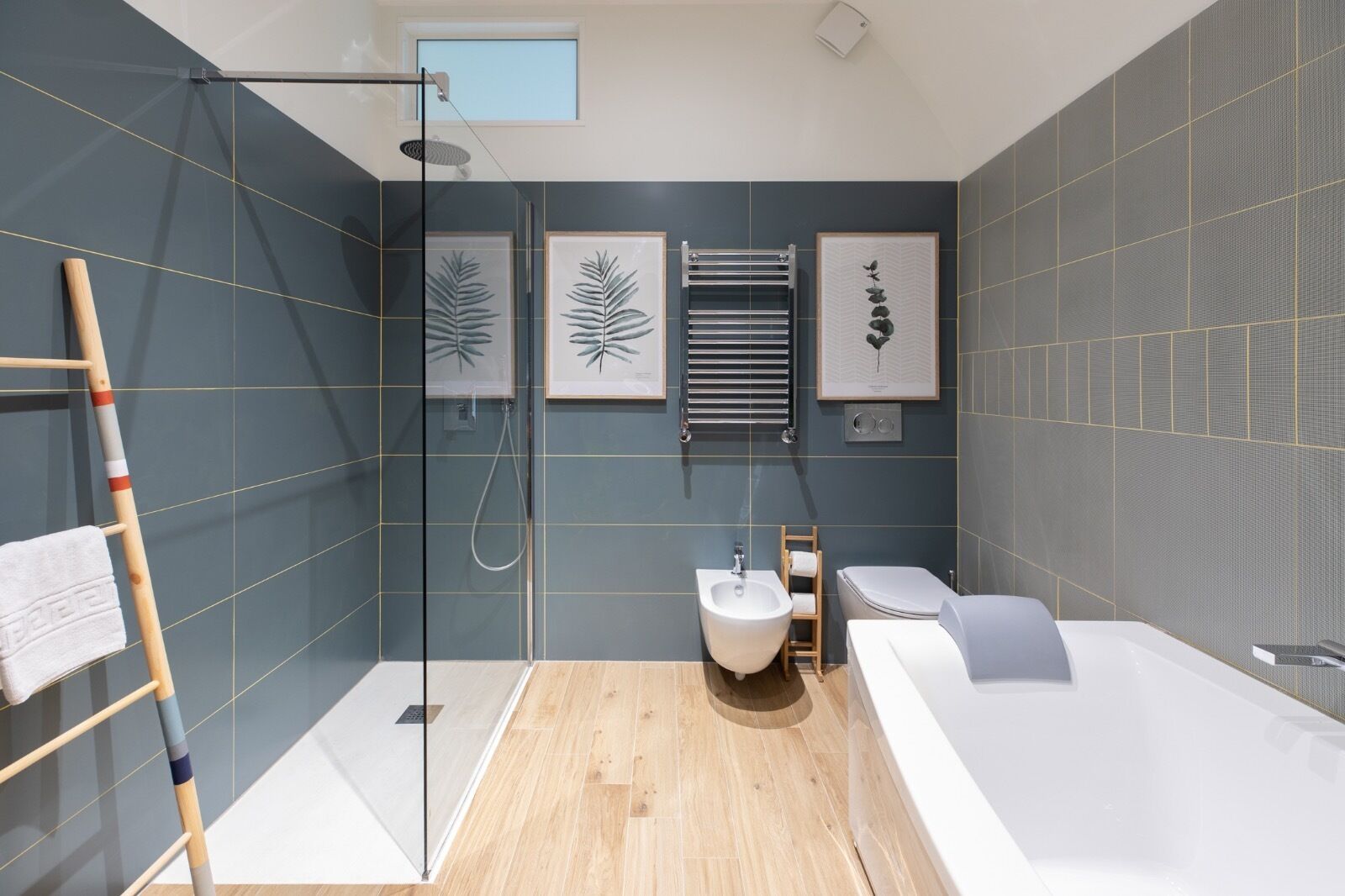 Vasca, vasca idromassaggio, asciugacapelli, bidet