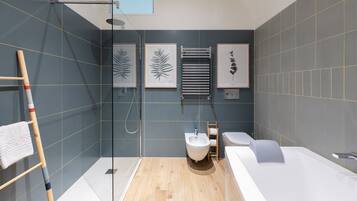 Vasca, vasca idromassaggio, asciugacapelli, bidet