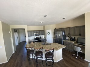Fridge, microwave, oven, stovetop - Poolside Paradise Awaits! (San Tan Valley)