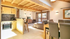Un espacio habitable compacto con cocina, comedor y zona de estar.