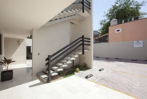 المنطقة المحيطة بالمنشأة