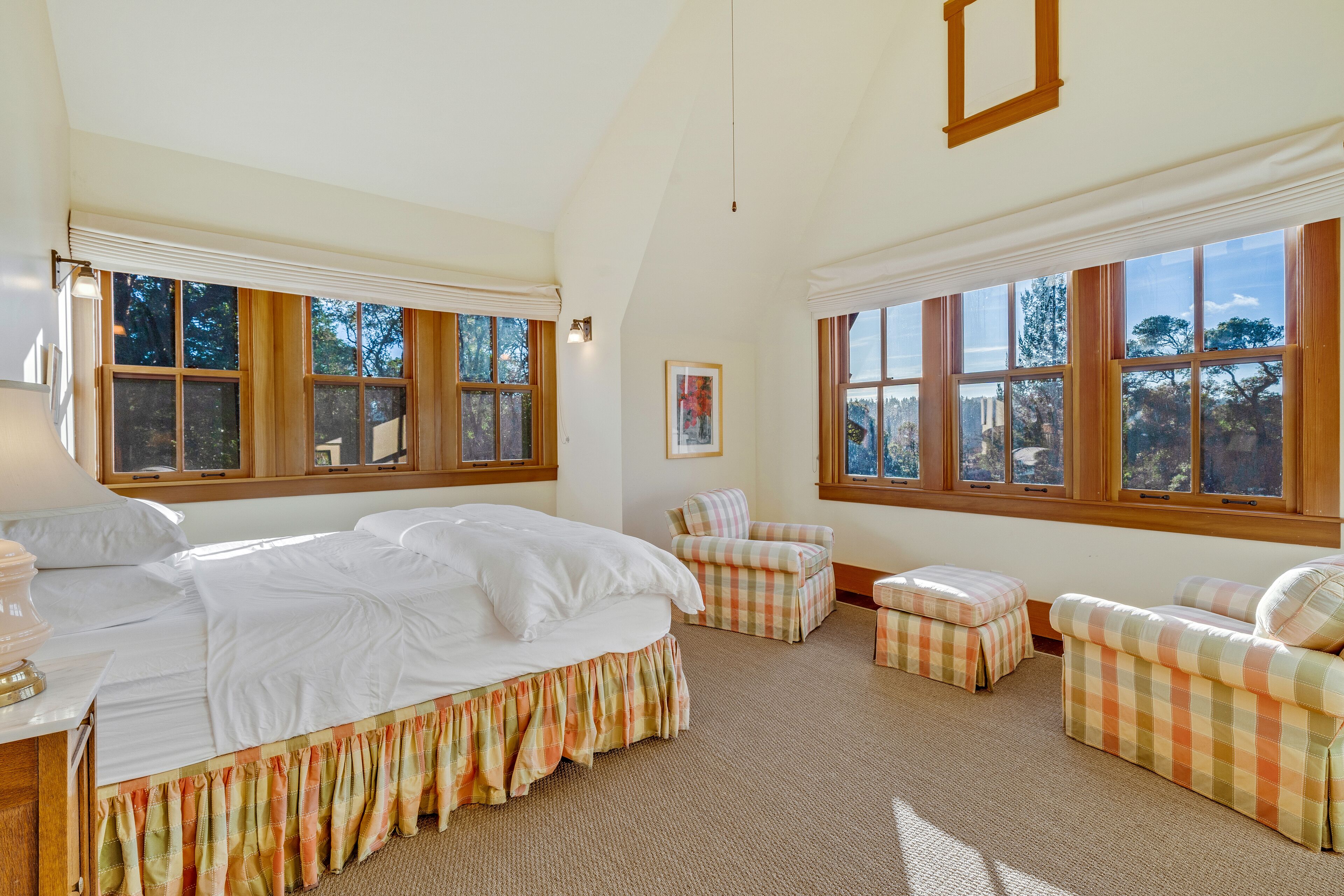 Luxury 325 acre Estate with Lodge, Cottage & Pool House, Lakes, Pool, Tennis ct.