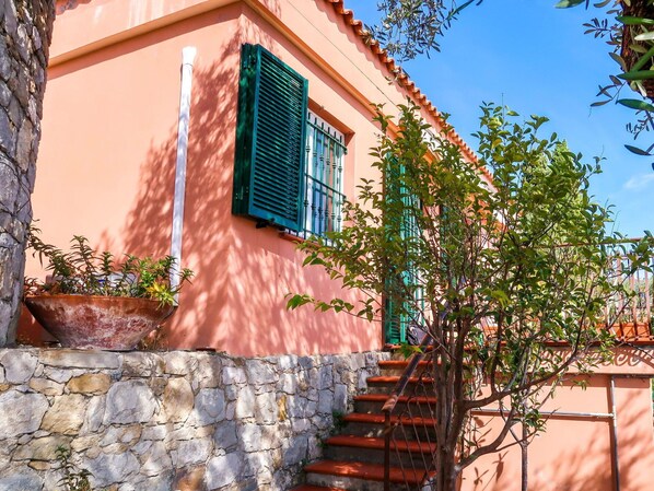 Property grounds - Cosy apartment for 4 guests with A/C, WIFI, TV and terrace (Ventimiglia)