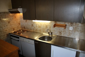 Frigorifero, forno, piano cottura, lavastoviglie
