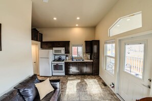 Jääkaappi, mikroaaltouuni, uuni, liesi