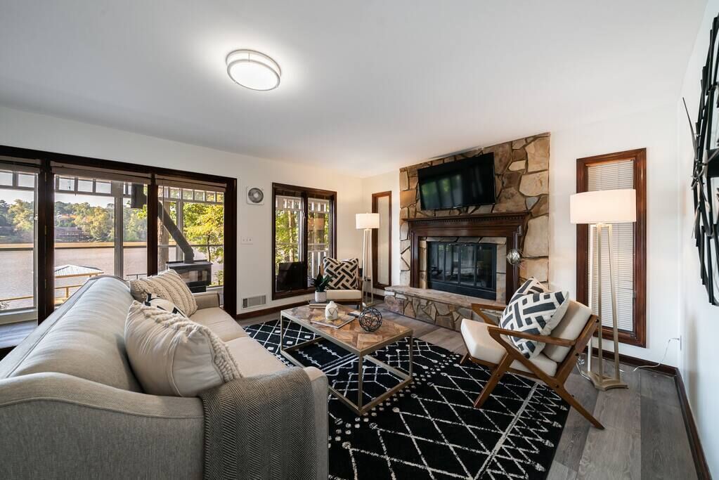 LAY Back in the Lake House