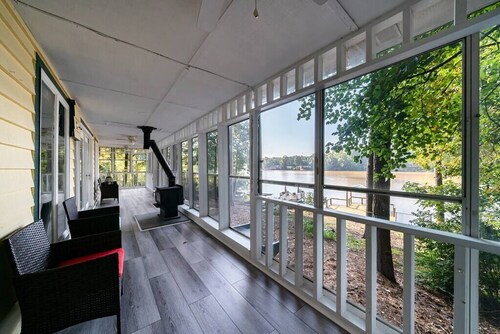 LAY Back in the Lake House