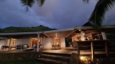 Beautiful seaside wooden villa in Moorea. 3 bedrooms, 2 bathrooms. Sleeps 6
