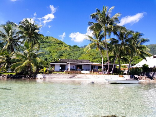 Beautiful seaside wooden villa in Moorea. 3 bedrooms, 2 bathrooms. Sleeps 6