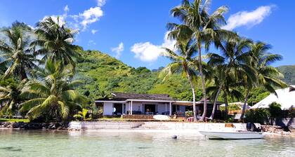 Beautiful seaside wooden villa in Moorea. 3 bedrooms, 2 bathrooms. Sleeps 6