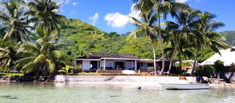 Beautiful seaside wooden villa in Moorea. 3 bedrooms, 2 bathrooms. Sleeps 6